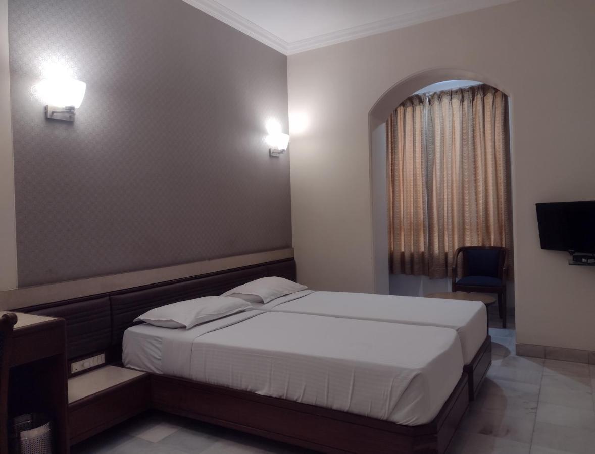 Hotel Ashray International, Sion - Near Bkc 뭄바이 외부 사진