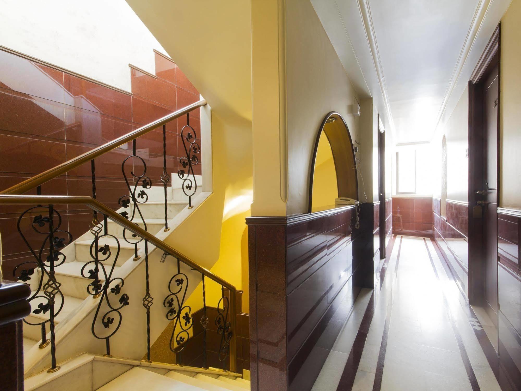 Hotel Ashray International, Sion - Near Bkc 뭄바이 외부 사진